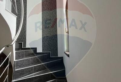 Casa cu 8 camere de vanzare - 3