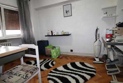 Apartament 3 camere, decomandat, etaj 3, strada 23 August - 4