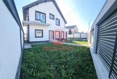 Casă cu 5 camere cu Canalizare în Lumina