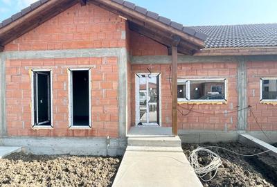 Duplex cu 4 camere cu Canalizare în Moșnița Nouă - 1