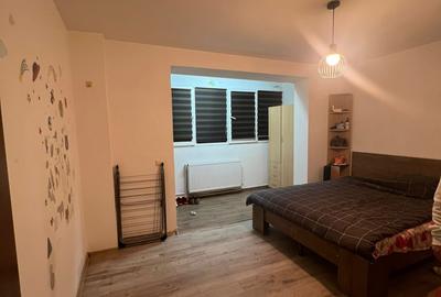 Apartament cu 3 camere semidecomandat în Iancului