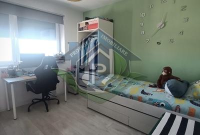 Apartament cu 3 camere decomandat, mobilat în Tractorul - 7