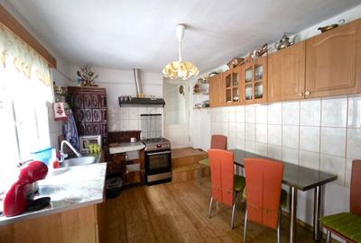 Casă cu 4 camere semidecomandat în Bârzești - 1