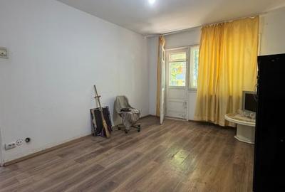 Apartament cu 4 camere semidecomandat în Berceni