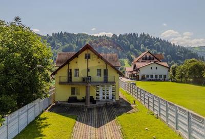 Casă cu 10 camere cu Teren 1074 Mp în Moieciu de Jos - 1