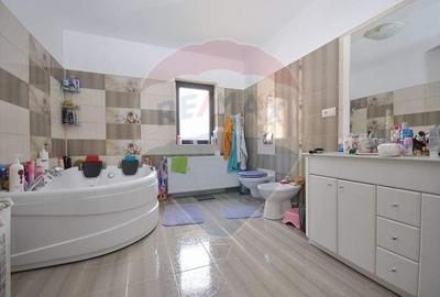 Casă cu 4 camere cu Teren 768 Mp în Sânpetru - 8
