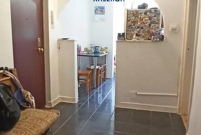 Apartament cu 3 camere de vanzare - Zona Micro 17 - 5