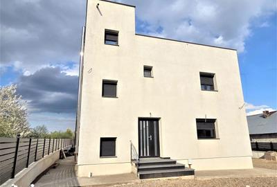 Casă cu 5 camere cu Teren 2867 Mp în Păunești - 2