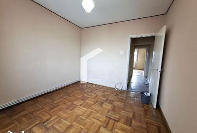 Apartament cu 4 camere semidecomandat în Nord