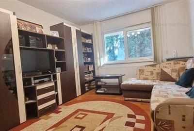 Apartament cu 3 camere semidecomandat, mobilat în Centrul Civic