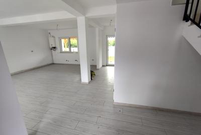 Casă cu 4 camere cu Canalizare în Micești - 2