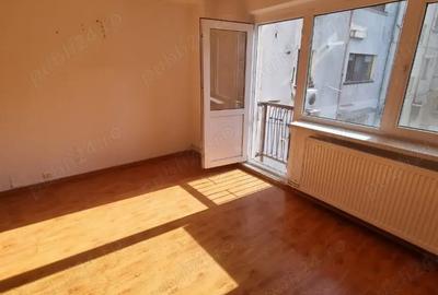 Apartament 2 camere nemobilat de inchiriat
