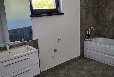 Casă cu 5 camere cu Teren 550 Mp în Priseaca - 9