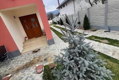 Casă cu 8 camere cu Teren 613 Mp în Central - 1
