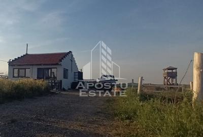 Casă cu 2 camere cu Teren 10000 Mp în Cornești