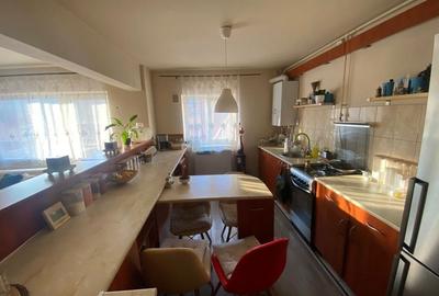 Apartament cu 4 camere decomandat în Petros - 2