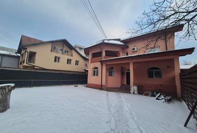 Casă individuală cu 9 camere cu Canalizare în Central - 1