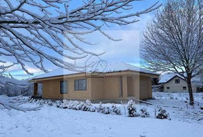 Casă individuală cu 4 camere cu Canalizare în Stupini - 58