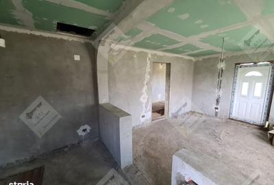 Casă cu 4 camere decomandat în Garoafa