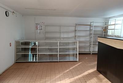 Spatiu Comercial cu spatiu de locuit si teren central - 5