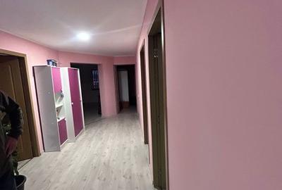 Casă cu 7 camere cu Teren 17 Mp în Groși - 4