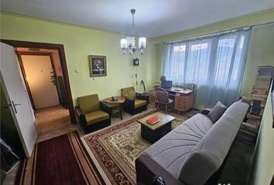 Apartament cu 2 camere semidecomandat în Micro I - 12