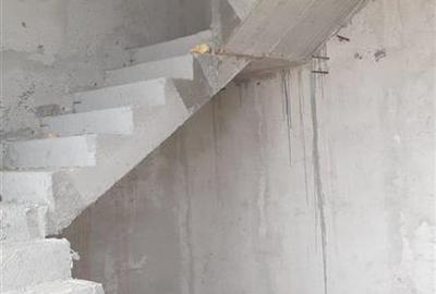 Casă individuală cu 10 camere cu Teren 466 Mp în Apollo - 13