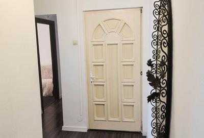 Apartament cu 3 camere decomandat în Tractorul - 9