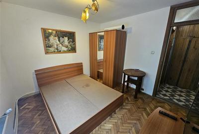 Apartament cu 3 camere decomandat, mobilat în Micro IV - 25