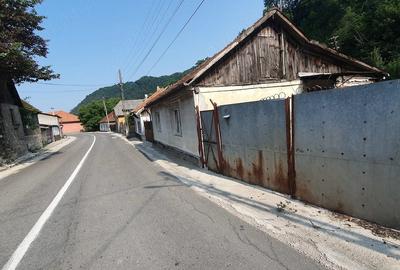 Casă cu Teren 2 Mp în Băița