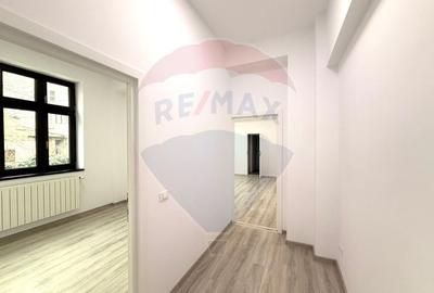 Spațiu comercial, de 100 mp, în P-ța Victoriei - 25