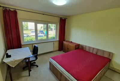 Inchiriez apartament cu 3 camere in Zona Lunei - 1