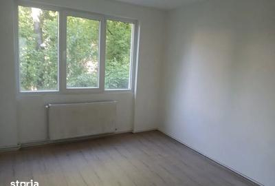 Apartament cu 3 camere semidecomandat în Săsar