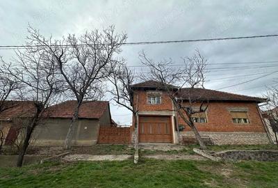 Casa din caramida si teren generos - zona linistita - 1