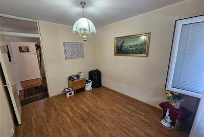 Apartament cu 3 camere decomandat, mobilat în Micro IV - 28