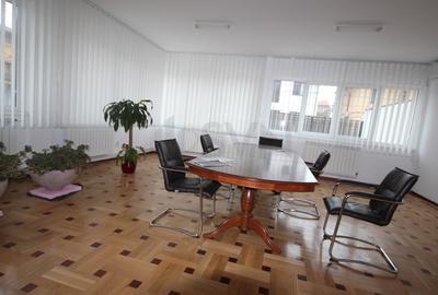 Casă individuală cu 12 camere cu Canalizare în 1 Mai - 1