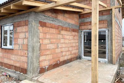 Casă cu 4 camere cu Teren 255 Mp în Moșnița Nouă