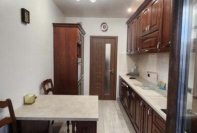 Apartament 2 camere, 2 grupuri sanitare, loc parcare, situat in Tractorul
