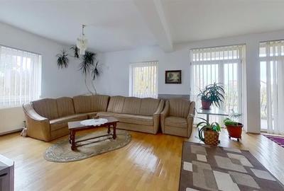 Casă individuală cu 13 camere în Tractorul