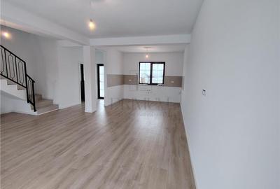Duplex cu 3 camere cu Canalizare în Moșnița Nouă - 1