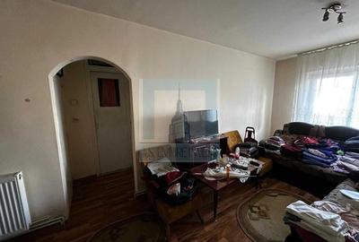 Apartament cu 3 camere decomandat în Tractorul - 3