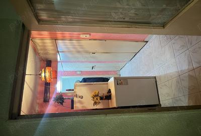 Vind apartament 2 camere zona Mall 9 mai - 8