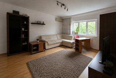 Apartament cu 3 camere decomandat, mobilat în Nerva Traian