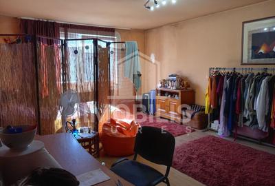 Casa cu 2 corpuri de cladire | zona 7 Noiembrie - 7