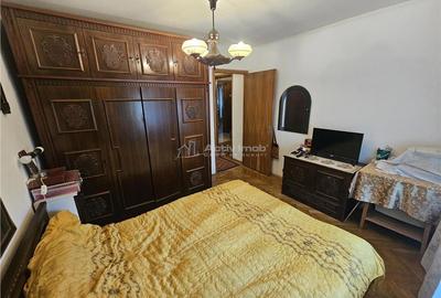 Apartament cu 4 camere decomandat în Micro IV - 13