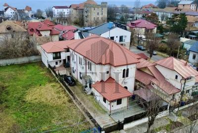 Casă cu 10 camere cu Teren 597 Mp în Central