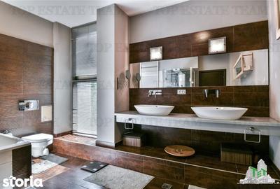 Casă cu 7 camere cu Teren 1334 Mp în Central