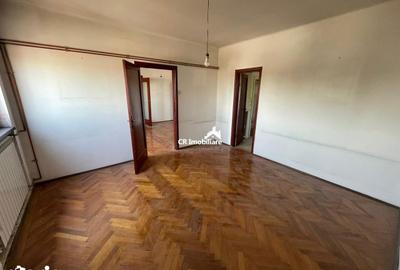 Apartament cu 4 camere semidecomandat în Victoriei
