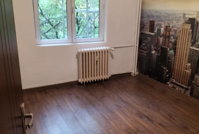 Apartament cu 3 camere decomandat în Lacul Tei