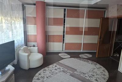 Casă cu 7 camere cu Teren 550 Mp în Central